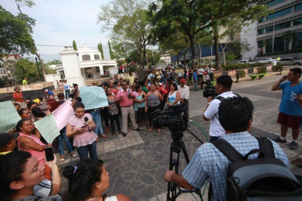 Mujeres exigen ver a sus familiares recluidos en 'El Pozo'
