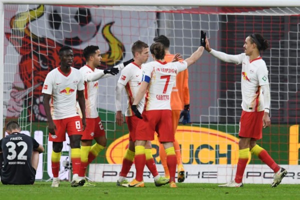 Leipzig atrapa en el liderato al Bayern, que no pasa del empate en Berlín
