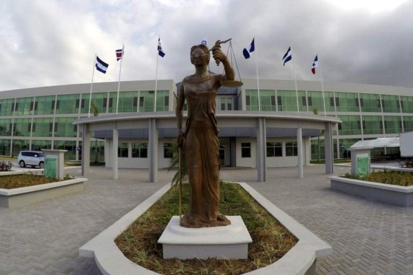 Condenan a exjuez de Santa Bárbara por abuso de autoridad