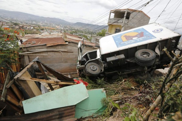 Camión de pollos a punto de provocar tragedia en la capital
