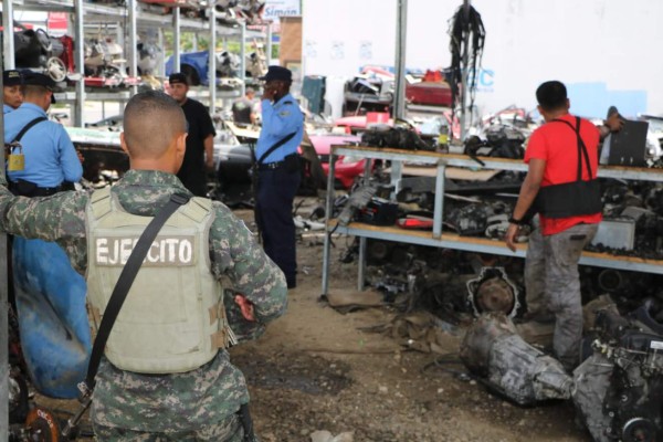 Fusina busca piezas robadas de carros en yonkers en El Progreso
