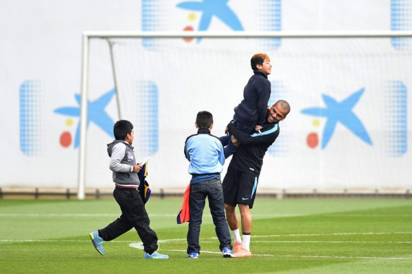 Tres niños se cuelan en el entrenamiento del Barcelona