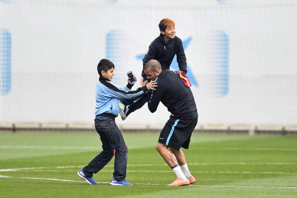 Tres niños se cuelan en el entrenamiento del Barcelona