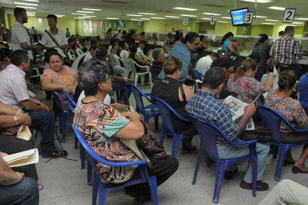 Tramitadores cobran 200 lempiras por cupo