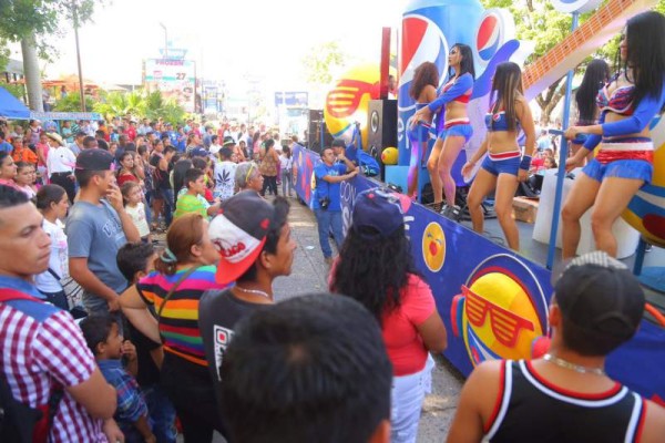 Hermosas modelos pusieron a vibrar a los sampedranos que asistieron al desfile de carrozas de la Feria Juniana.