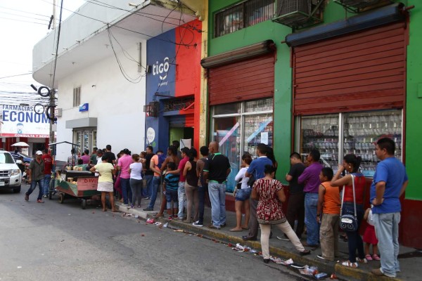 Bancos atenderán hasta el miércoles; instituciones públicas hoy y mañana