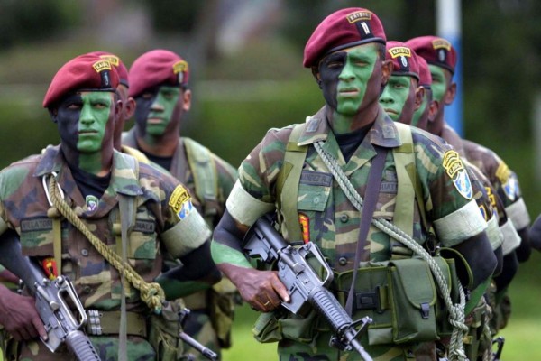 Presidente de Guatemala suspende polémico desfile militar  