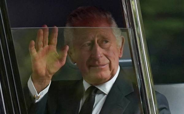 Carlos III despide a decenas de empleados tras convertirse en rey generando lluvia de críticas - Vimarsana News