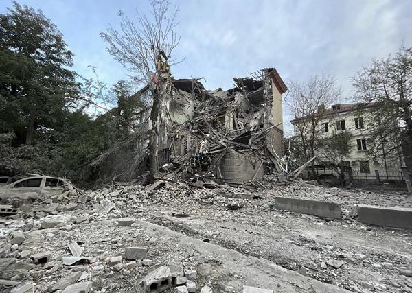 Ascienden a tres los muertos en el ataque con misiles rusos en Zaporiyia