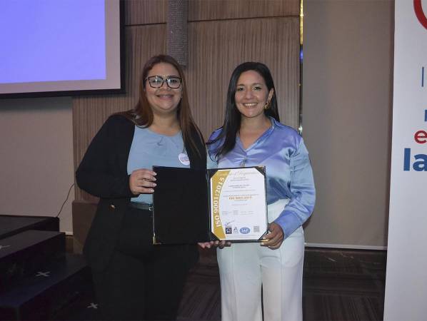 Stephany Perdomo, supervisora de Análisis Clínicos Simán recibió de manos de Gabriela Argueta, representante de Jhuez International Group la certificación ISO 9001:2015.