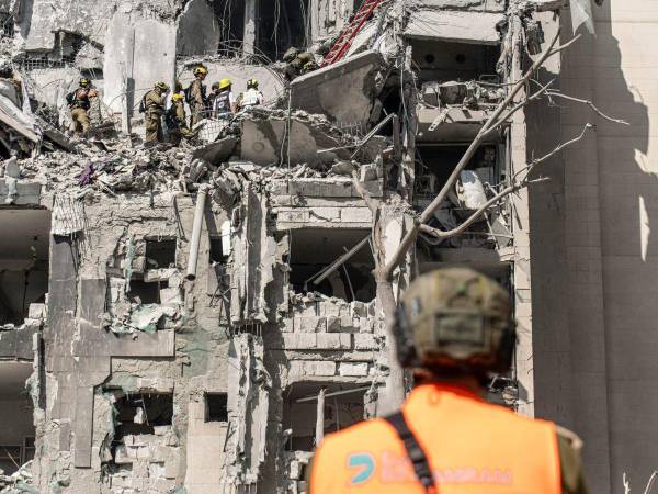 Al menos cuatro personas murieron el martes tras el impacto de un misil iraní contra un edificio residencial en la ciudad de Beersheva.