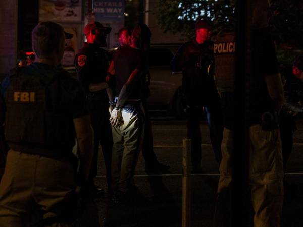 Decenas de indocumentados fueron detenidos en la operación ´Pick-Off´, en Texas.