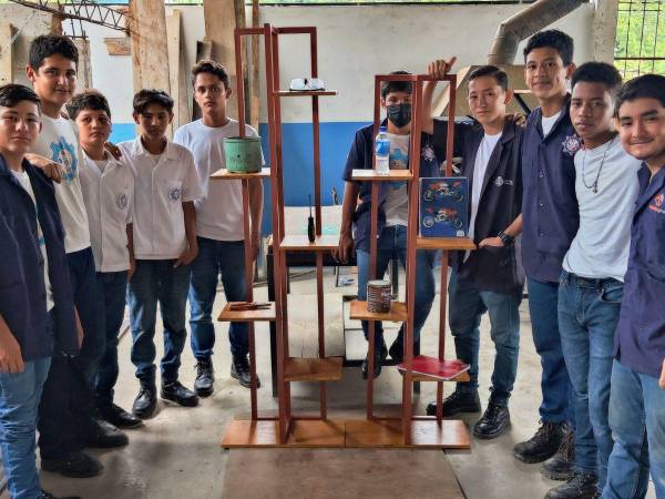 Estudiantes del Instituto Manuel de Jesús Subirana muestran sus productos realizados en sus talleres.