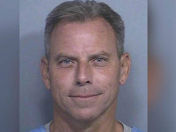 Erik Menéndez, de 54 años de edad, es el menor de los hermanos sentenciados por el asesinato de sus padres en Los Ángeles.