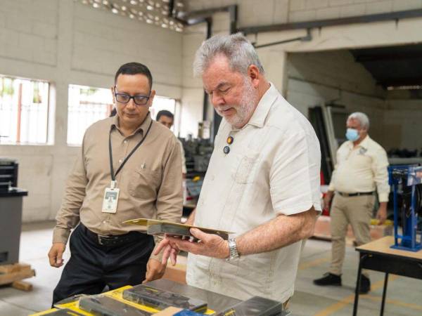 El alcalde Roberto Contreras cuando recibió la maquinaria que funcionará en el instituto Sampedrano-Americano.