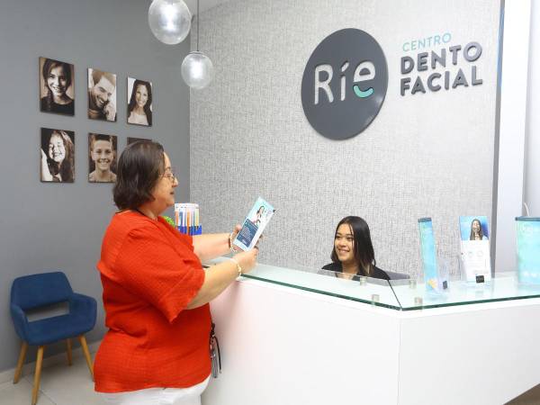 Ríe Centro DentoFacial está ubicado en el Hospital Centro Médico Santa Rosa, en consulta externa, segunda planta.