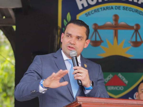 El presidente del Congreso Nacional, Tomás Zambrano, participó en la ceremonia de clausura de los cursos Cope, Tigres y Prodig de la Policía Nacional.