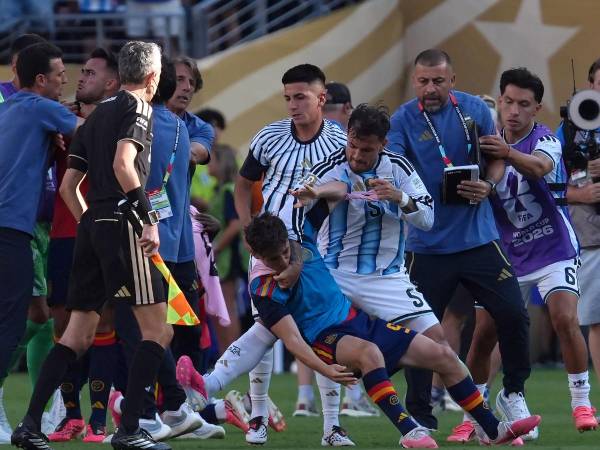 Gavi y Paredes protagonizaron una batalla campal después de la final del Mundial. FOTO EFE.