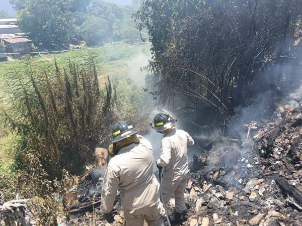 Los apagafuegos han atendido decenas de quemas en basureros y han aumentado por los problemas en la recolección de desechos.