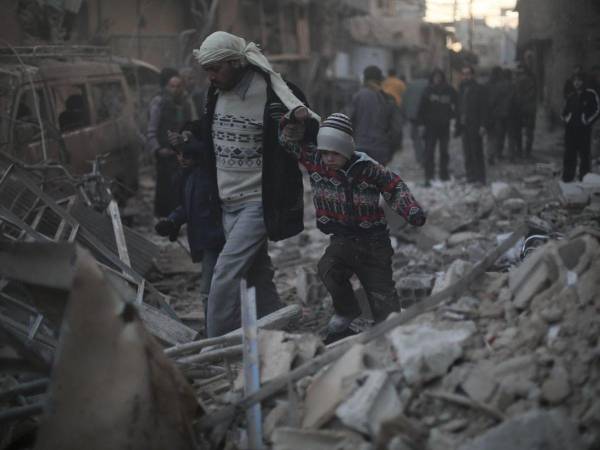 Niño rescatado tras ataque aéreo.