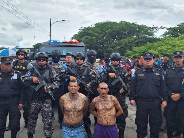 Momentos de la entrega de los dos temidos pandilleros por la Policía Nacional de Honduras.