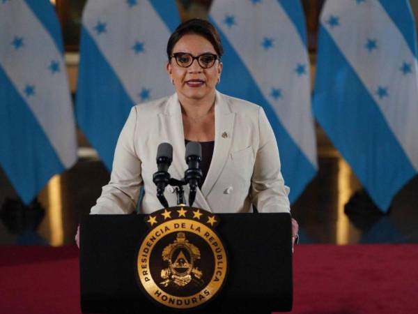 Fotografía de la presidenta Xiomara Castro durante una conferencia de prensa.