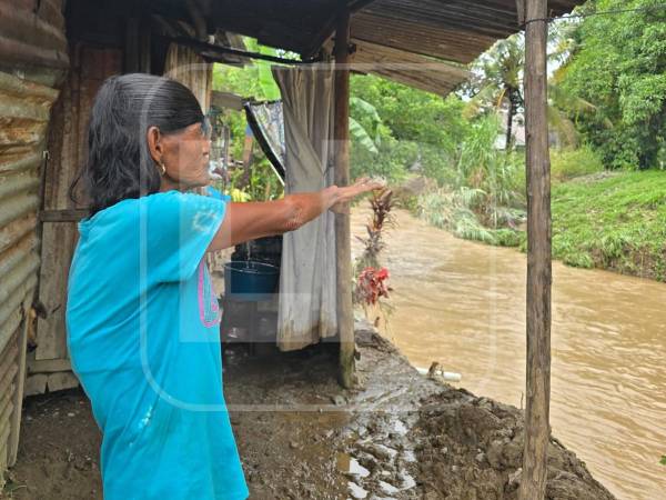 Los vecinos de la comunidad Los Naranjos, Santa Cruz de Yojoa, Cortés, fueron sorprendidos por el desbordamiento del río Helado, que provocó una inundación luego de las fuertes lluvias registradas desde la noche del martes.