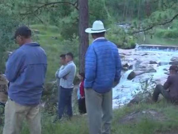 Vecinos de San Matías llegaron hasta el lugar para identificar a las víctimas.
