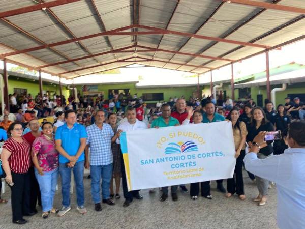 Autoridades de educación en la declarartoria del municipio de San Antonio Cortés libre de analfabetismo.