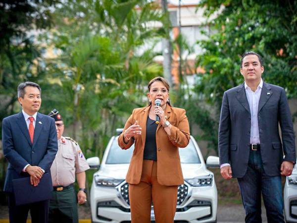 Moonup Sung, embajador de Corea del Sur en Honduras, Xiomara Castro, presidenta de Honduras y Héctor Manuel Zelaya, secretario privado de presidencia durante la entrega de las unidades de ambulancia.
