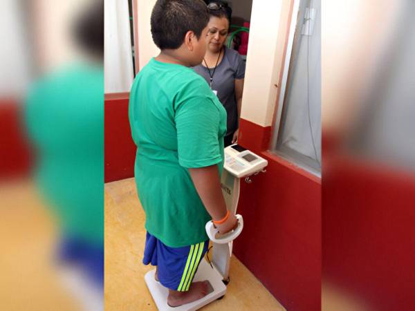 Un niño acude a control médico en un hospital de Honduras en una fotografía de archivo.