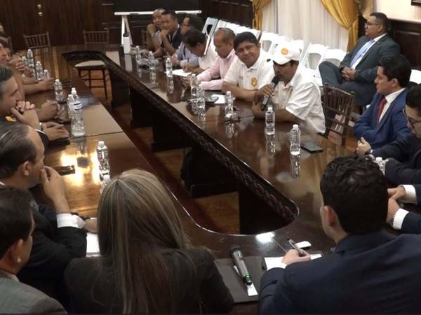Representantes de taxistas tradicionales y de plataformas digitales durante la reunión con el presidente del Congreso Nacional, Tomás Zambrano, donde acordaron continuar el diálogo.
