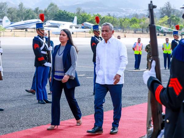 El primer ministro de Belice, John Briceño, fue recibido este domingo en Honduras durante su llegada a la Base Aérea Hernán Acosta Mejía, donde inició su visita oficial.