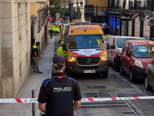 Los bomberos siguen buscando a dos desaparecidos que trabajaban en la rehabilitación del edificio que se derrumbó en el centro de Madrid.