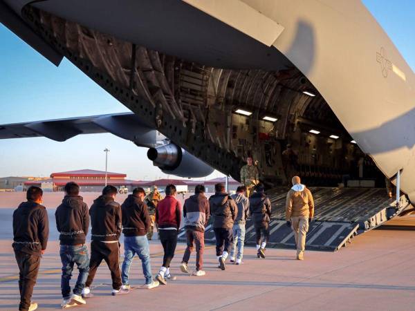 Un grupo de migrantes deportados en un avión militar de EEUU en una imagen de archivo.