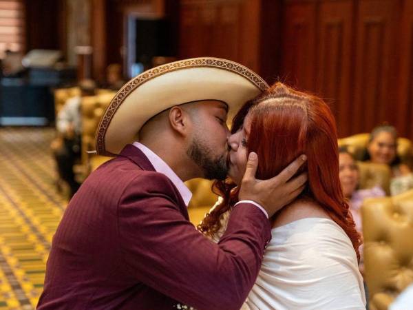 Hubo derroche de amor y también de moda en el salón consistorial durante la celebración de los últimos matrimonios civiles celebrados previo al gran evento del proyecto Bodas de Caná, impulsado por la municipalidad.