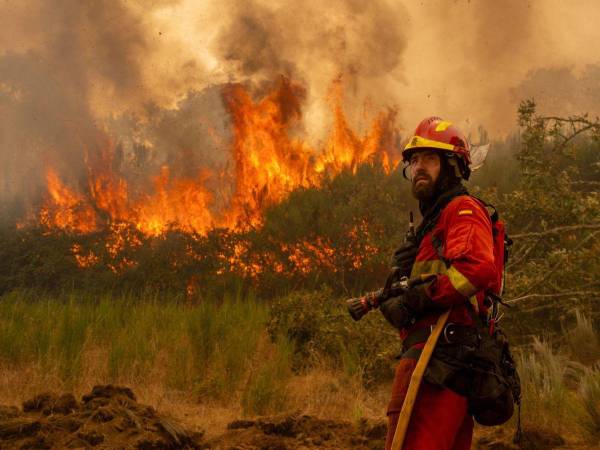 Un efectivo de la Unidad Militar de Emergencias (UME) en la localidad de A Espasa, durante uno de los incendios forestales que asolan parte de España.