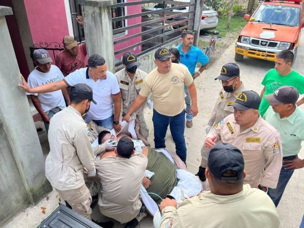 Franklin Escobar aún estaba con vida cuando fue retirado de su vivienda; sin embargo, falleció al llegar al hospital Atlántida.
