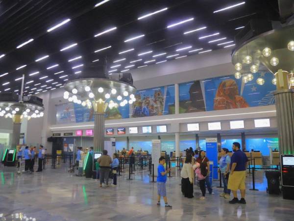 Viajeros realizan trámites de abordaje en el aeropuerto Ramón Villeda Morales.