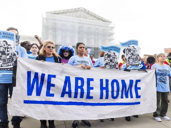 Un grupo de activistas proinmigrantes se manifiesta frente a la Corte Suprema de Justicia de EEUU.