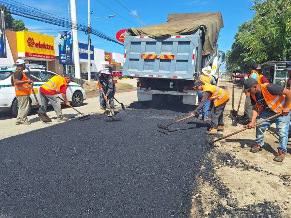 Los trabajos de colocación de asfalto en la carretera CA-13 comenzaron el sábado en Tocoa, Colón. Se prevé que en los próximos días se amplíen a otros frentes de obra.