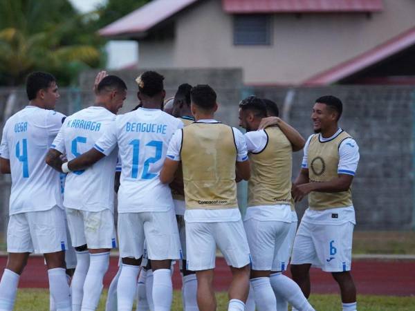 Jugadores de la selección de Honduras celebrando uno de los tres goles ante Guayana Francesa.