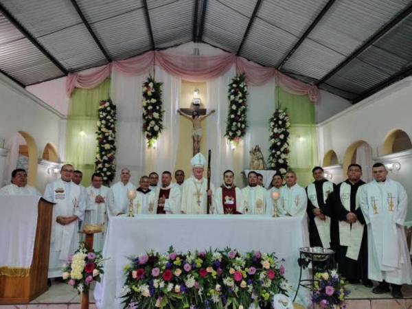 El arzobispo Miguel Lenihan junto a su presbiterado durante la misa de creación de la nueva parroquia Nuestra Señora de los Remedios en la montaña del Merendón.