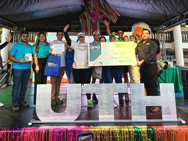 El equipo de UTH entrega premio a una de las familias ganadoras del Family Building 2025.