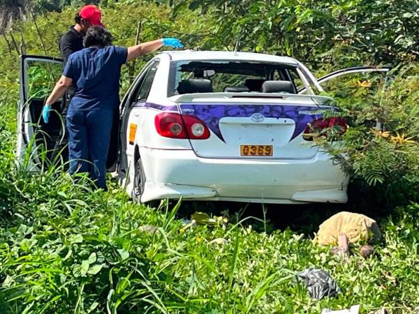El taxi que conducía José Carrasco quedó en la escena del crimen, donde agentes policiales iniciaron las primeras investigaciones para esclarecer el asesinato.