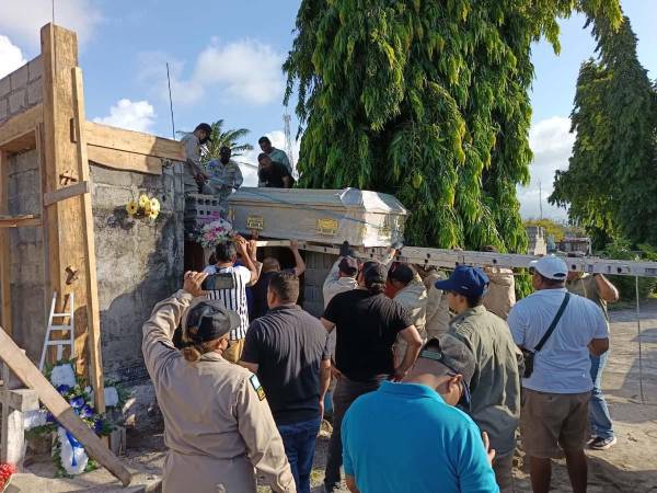 Familiares y amigos acompañaron el sepelio de Nasser Hilsaca en La Ceiba, Atlántida, donde le dieron el último adiós antes de su descanso final.