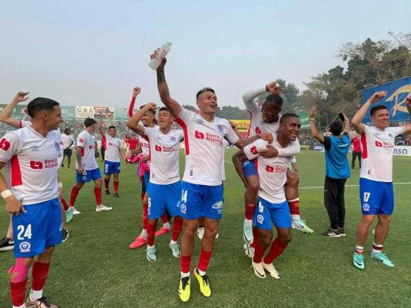Los jugadores del Olimpia celebrando el título 38 de la Liga Nacional de Honduras.