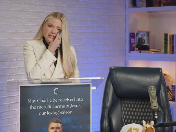 Captura de video cedida por la organización sin ánimo de lucro Turning Point USA de la esposa del comentarista conservador Charlie Kirk, Erika, durante una declaración este viernes, en Phoenix (EE.UU.).