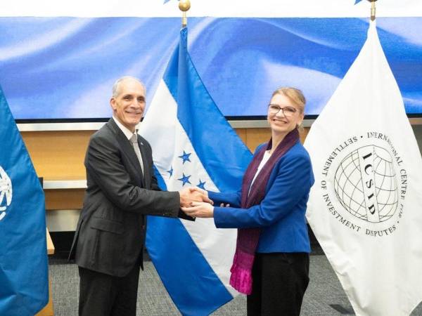 El presidente de Honduras, Nasry Juan Asfura, cerrando el convenio para reincorporarse al CIADI.