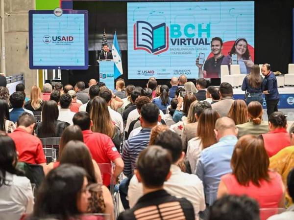Estudiantes durante el lanzamiento del Bachillerato en Ciencias y Letras Virtual
